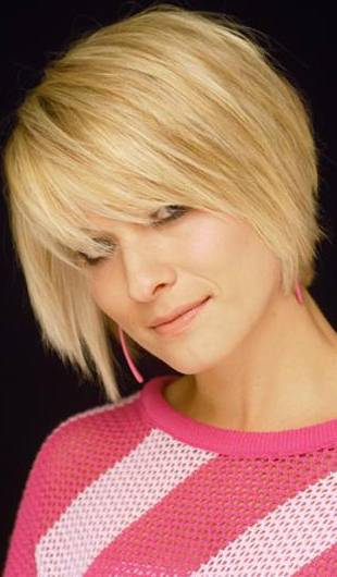 Carefree Hairstyle Short Straight Golden Fashion Wig