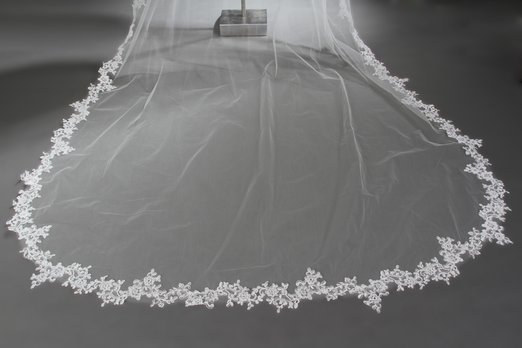 Wedding Veil One-tier Cathedral Veils Lace Applique Edge Tulle Lace
