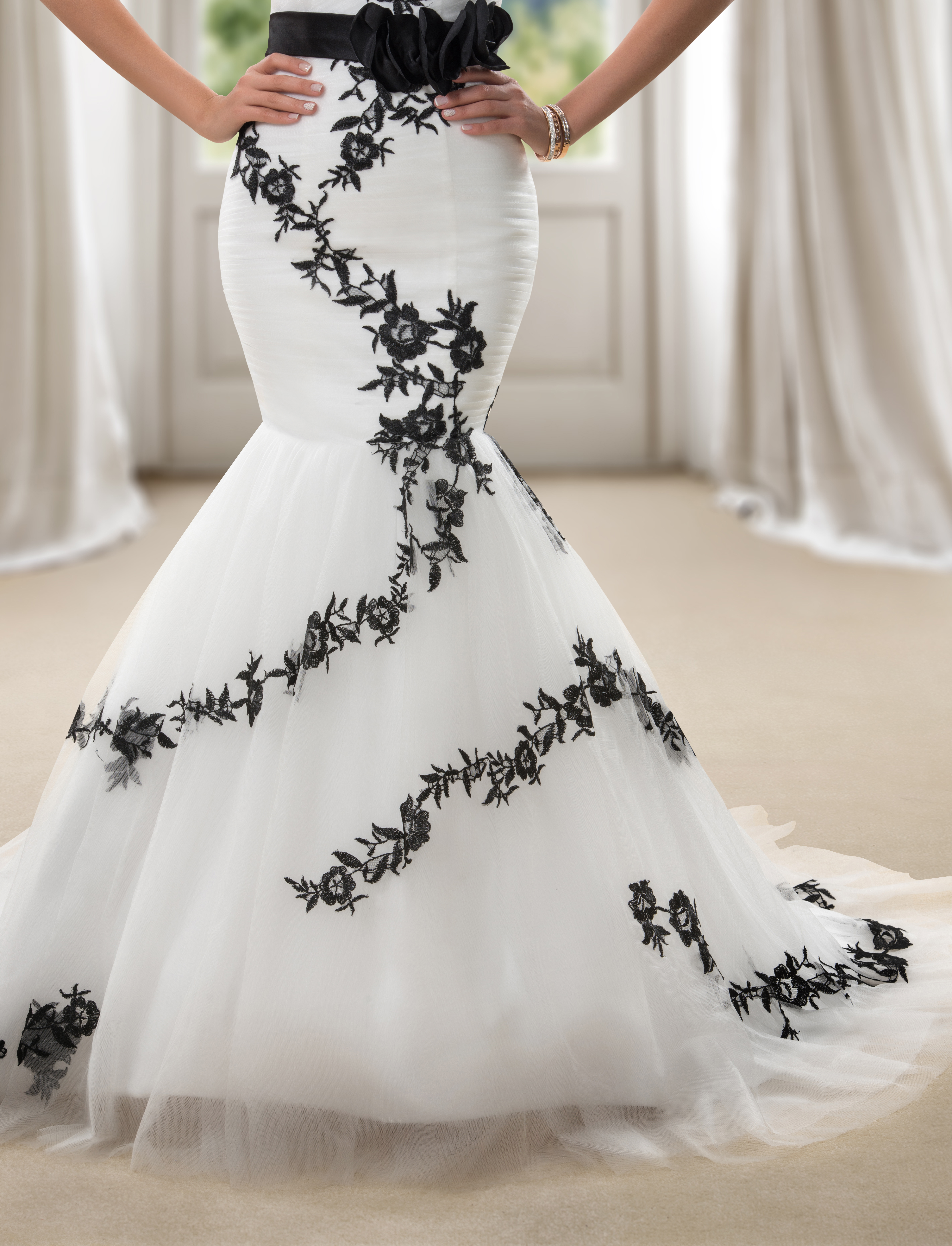 Sleeveless Strapless Embroidery Flowers Tulle Trumpet Wedding Dress