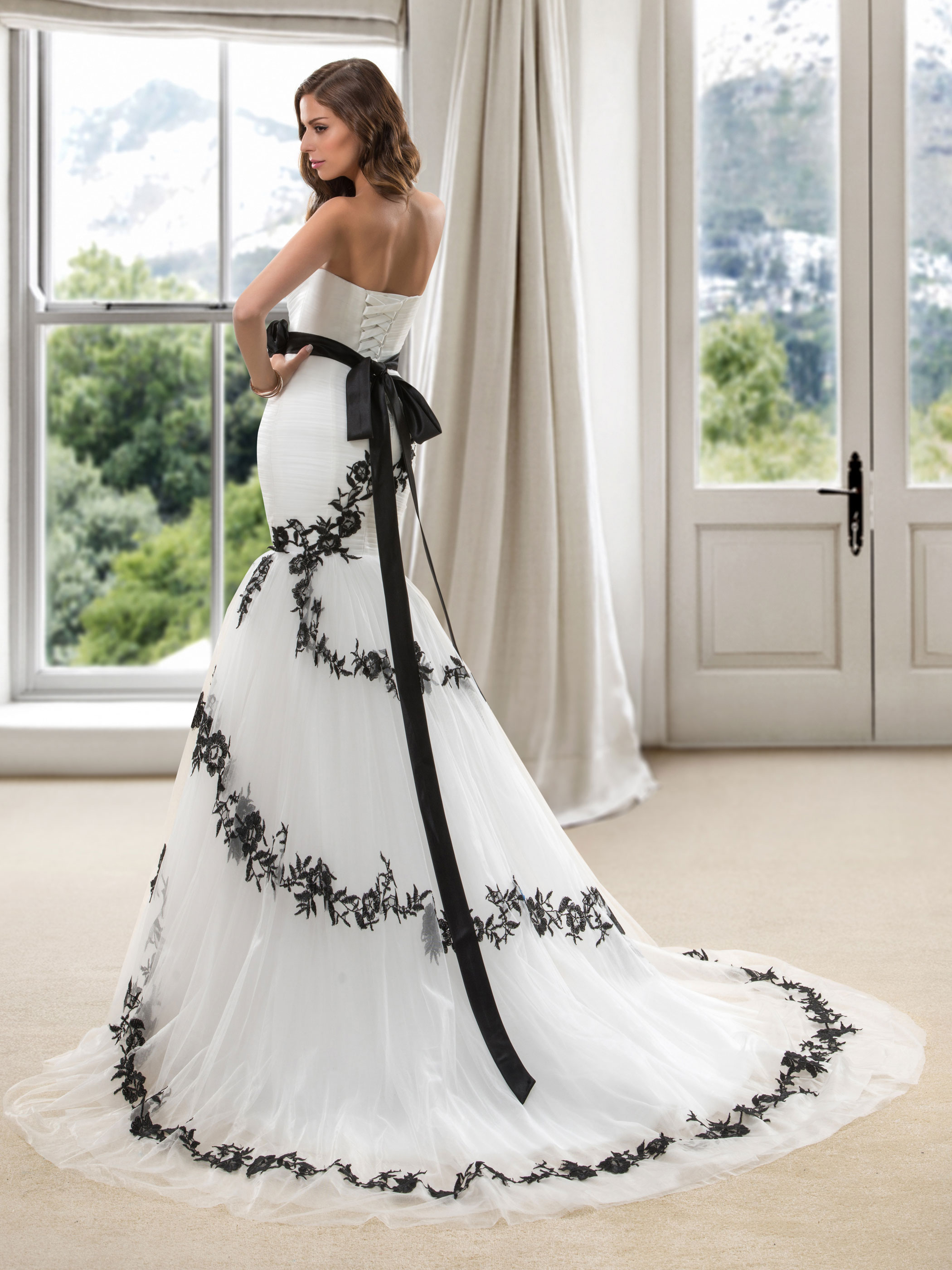 Sleeveless Strapless Embroidery Flowers Tulle Trumpet Wedding Dress